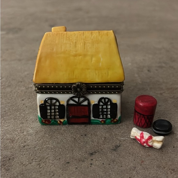 Decorative Collectibles. Scottish House Multicolor - Picture 1 of 7
